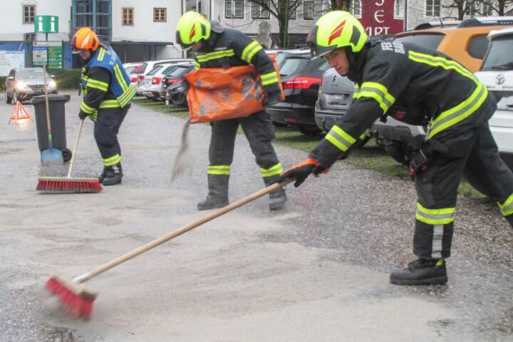 FF Bad Goisern: Ölspur und Fahrzeugbergung