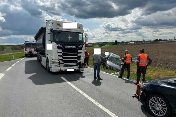 FF Mogersdorf: Zwei Verletzte bei Verkehrsunfall mit LKW