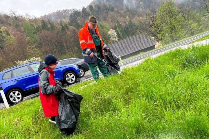 HFW Bad Ischl: Lauffner Feuerwehrjugend säubert Landschaft
