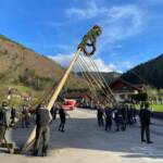 Maibaumaufstellen in Perneck