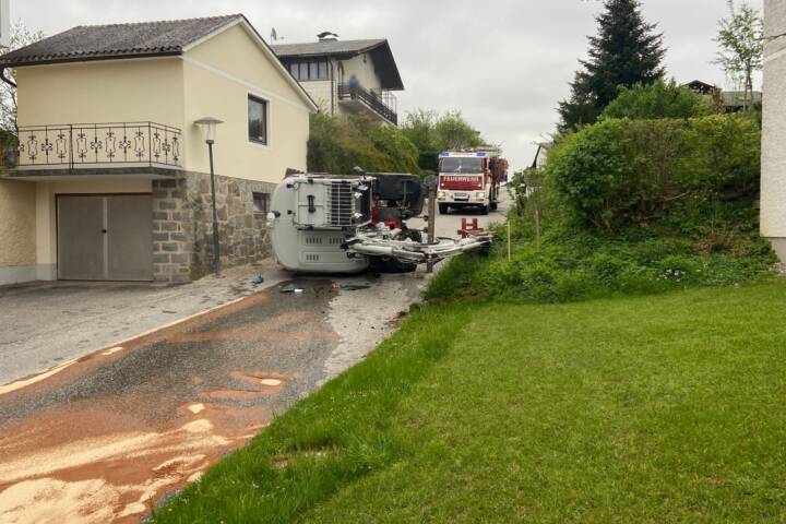 FF Weistrach: Mobilbagger umgestürzt und Fahrzeugüberschlag