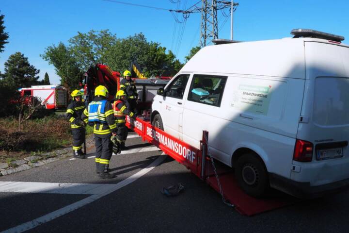 FF Biedermannsdorf: Igeltransport strandet auf Landesstraße