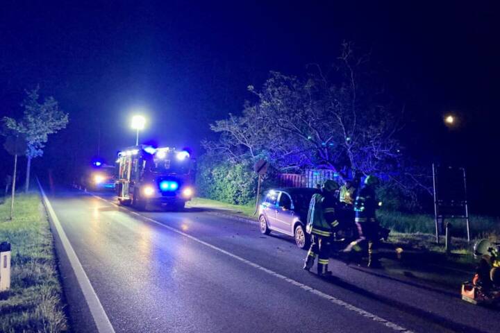 FF Jois: Verkehrsunfall – PKW prallt gegen Laterne