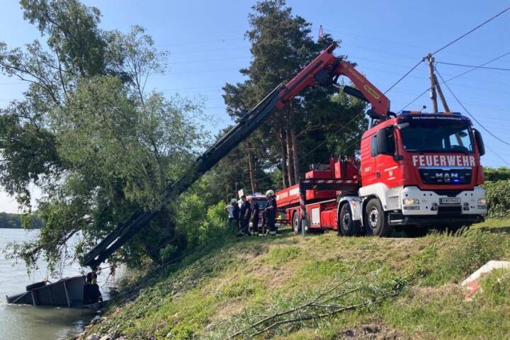FF Klosterneuburg: Anhängerbergung aus der Donau
