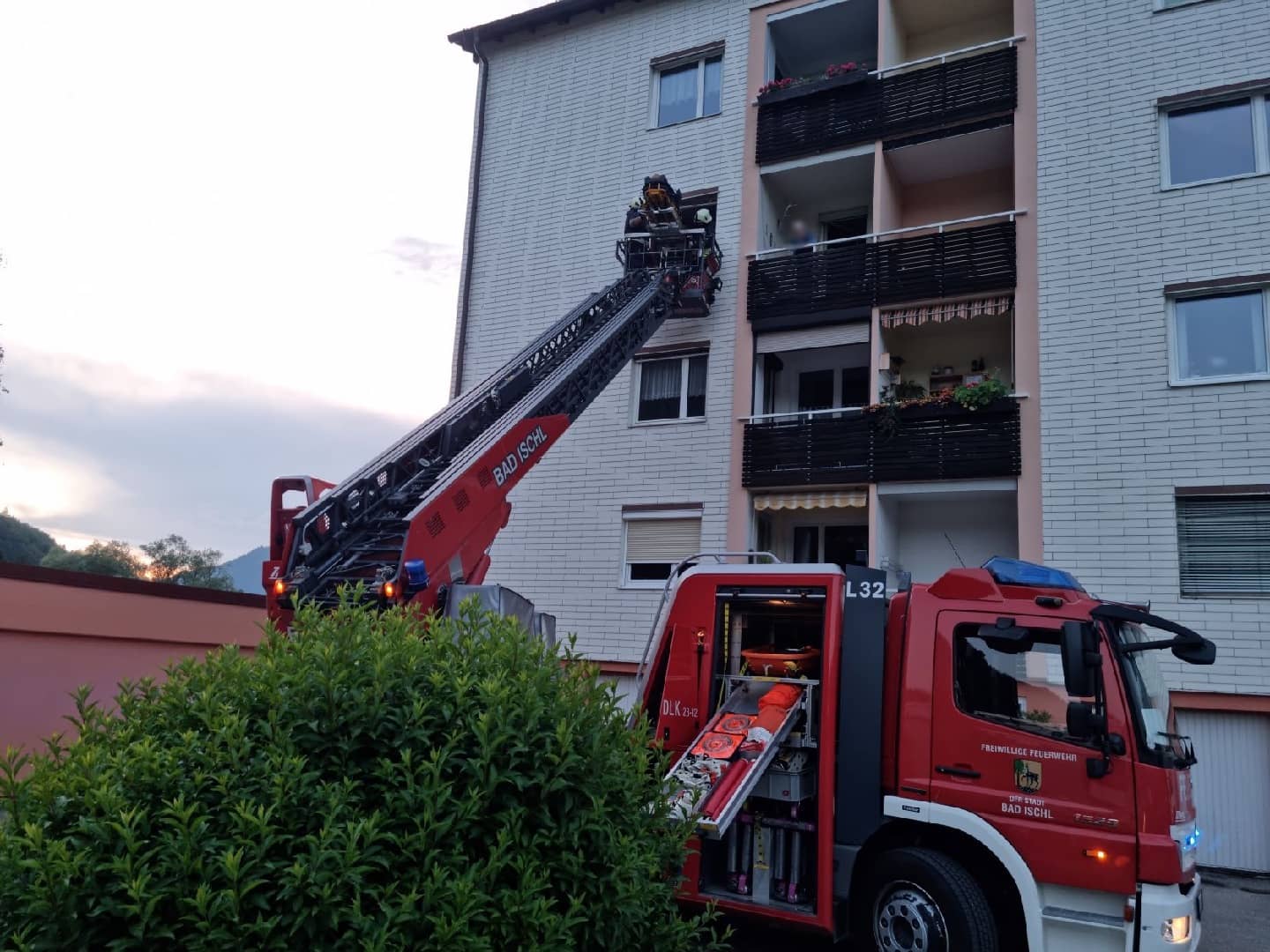HFW Bad Ischl: Personenrettung über die Drehleiter