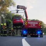 PKW kracht gegen Lärmschutzwand
