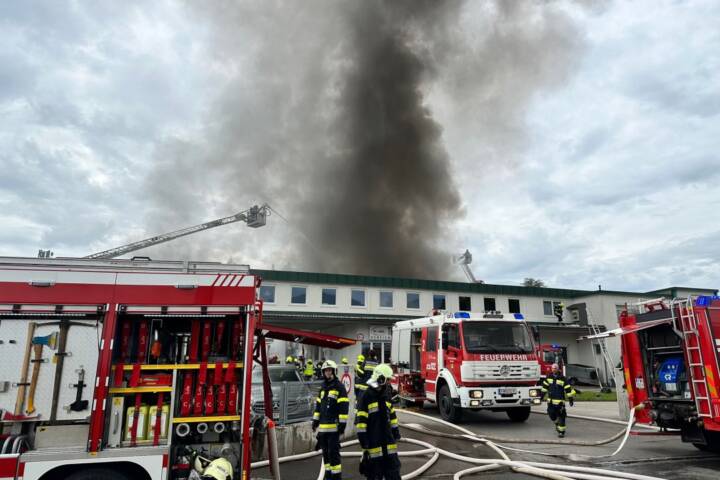 HFW Villach: Vollbrand einer Lagerhalle