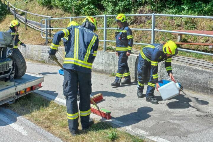 Aufräumarbeiten nach Verkehrsunfall