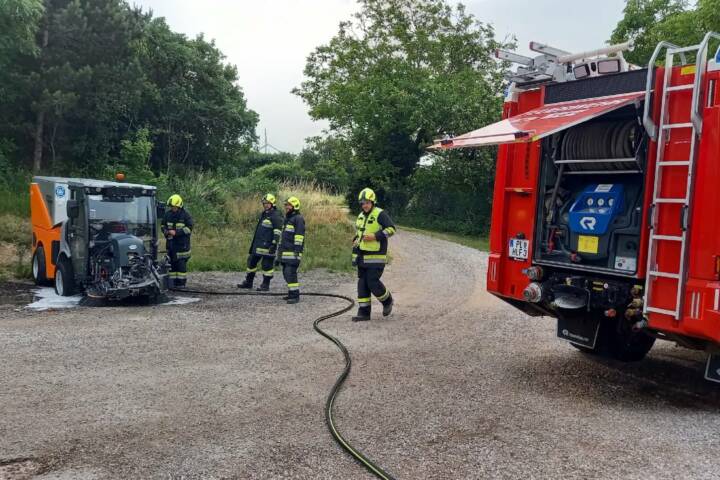 Brand einer Kehrmaschine