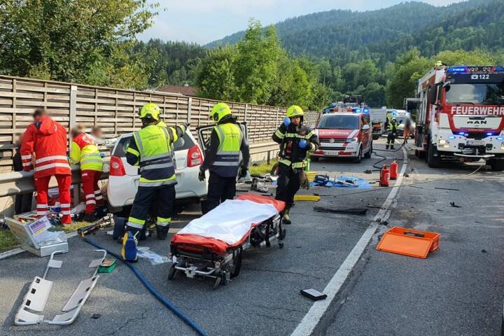 Schwerer Verkehrsunfall auf der B86