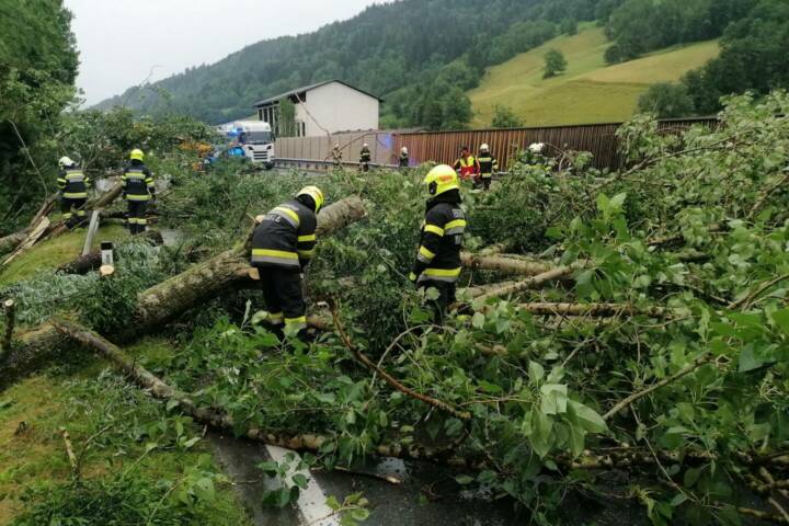25 Feuerwehren im Unwettereinsatz