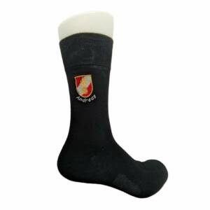 Schwarze Socken mit Feuerwehrabzeichen und Wunschtext