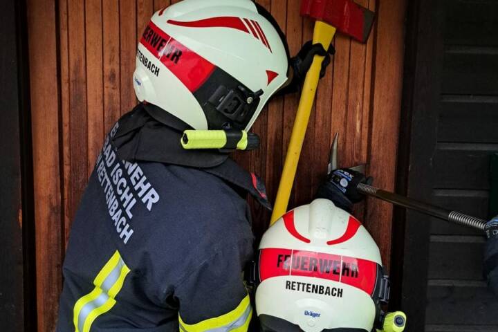 FF Bad Ischl: FW Rettenbach öffnet Türe für Rettungssanitäter