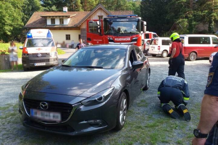 FF Krumbach: Fahrzeugbergung am Schlosswirtshaus-Parkplatz