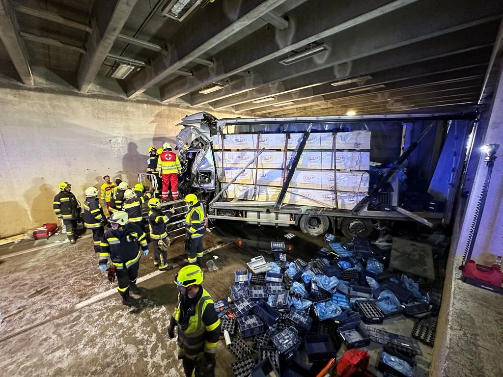 HFW Villach: Schwerer LKW Unfall in der Unterflurtrasse St.Andrä