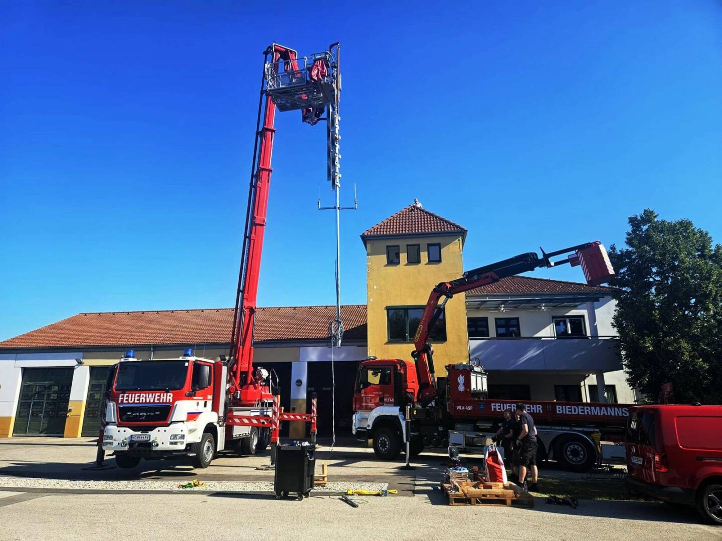 Blackoutprävention - Neue, autarke Sirene auf Feuerwehrhaus montiert