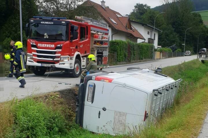 FF Krumbach: Bergung eines Kleintransportes aus dem Bachbett