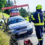 Zwei Fahrzeugbergungen mittels Kran