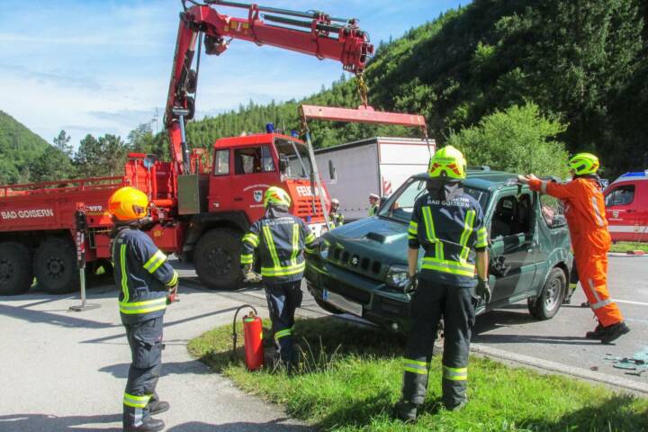 FF Bad Goisern: 2 Fahrzeugbergungen mit Kran