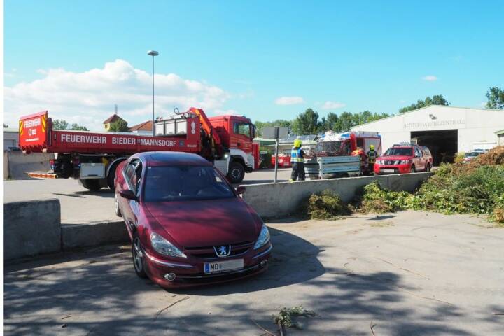 FF Biedermannsdorf: PKW Lenker übersieht Laderampe