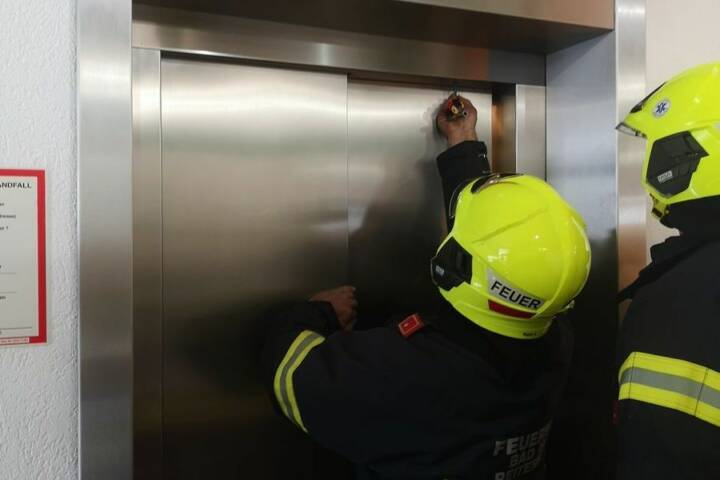 FF Reitendorf: Eingeschlossene Person in Lift