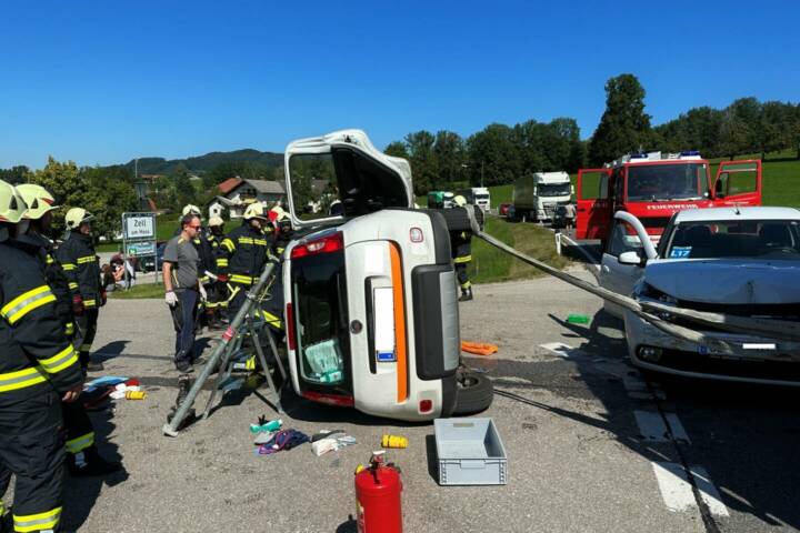 FF Zell am Moos: Verkehrsunfall mit eingeschlossener Person