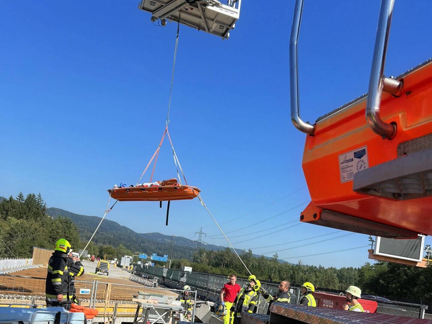 HFW Villach: Einsatzreicher Nachmittag mit Rettung eines Bauarbeiters
