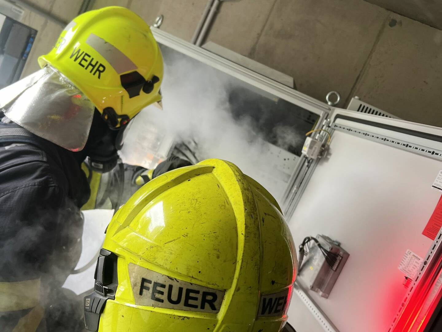 HFW Villach: Brand einer Elektroanlage in einem Industriebetrieb