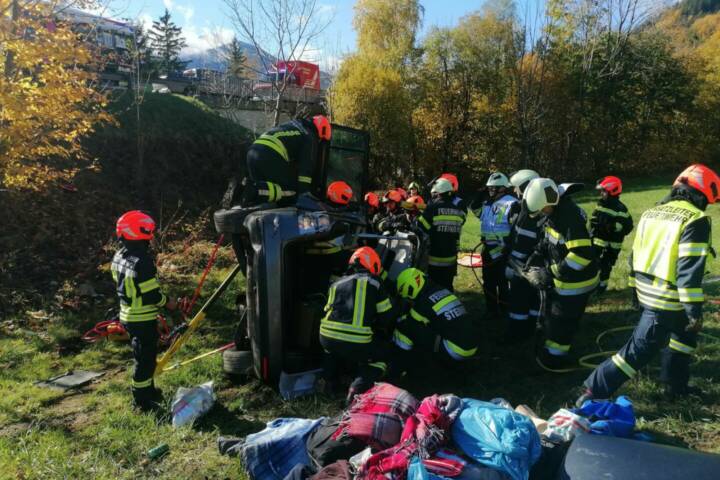 Fahrzeug bei Gröbming abgestürzt: 2 Personen eingeklemmt