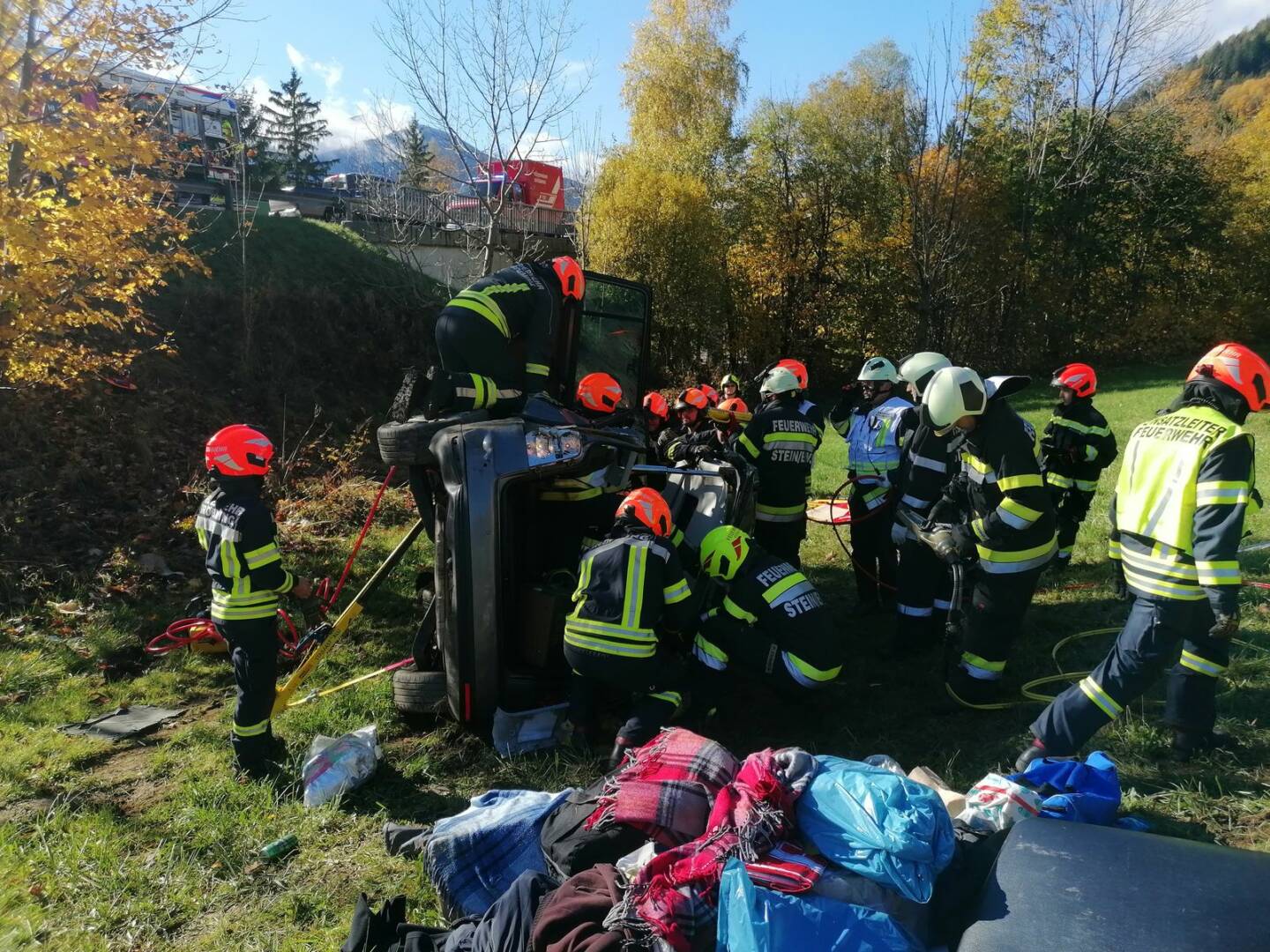 BFV Liezen: Fahrzeug bei Gröbming abgestürzt – 2 Personen eingeklemmt