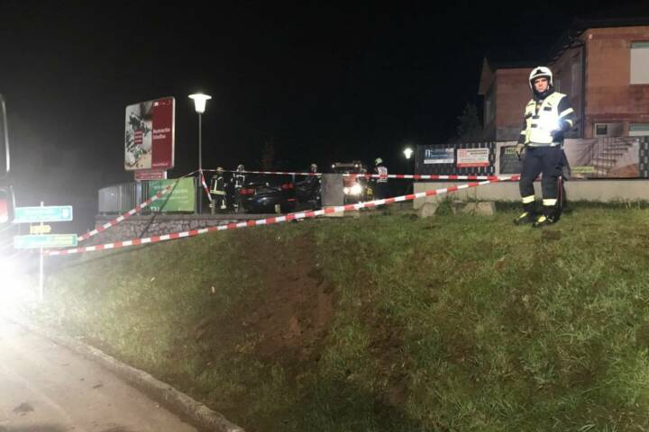 FF Weistrach: BMW überfuhr Kreisverkehr, Stromverteilerkasten und Wegweiserschild