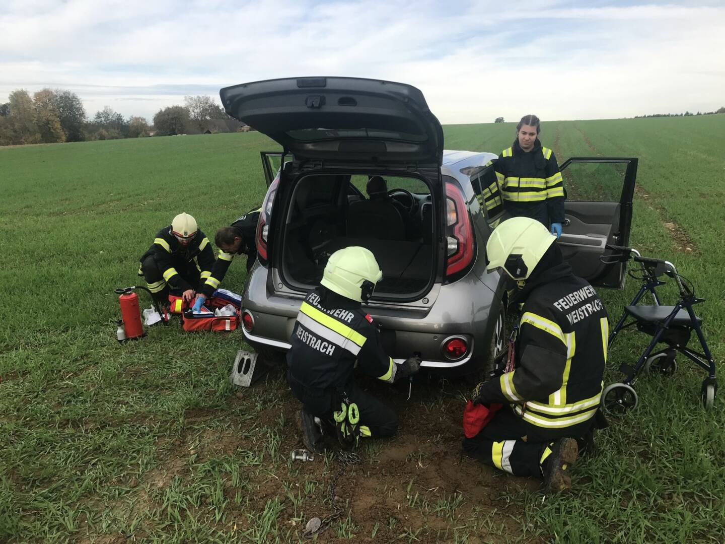 FF Weistrach: Fahrzeugbergung mit schonender Patientenrettung