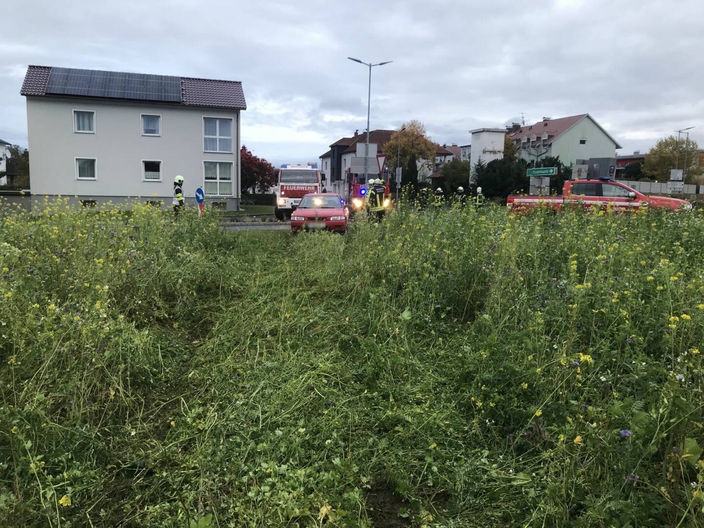 FF Weistrach: Verkehrsunfall beim Kreisverkehr