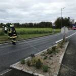 Verkehrsunfall beim Kreisverkehr - Geradewegs über Fahrbahnteiler in begrünten Acker gefahren