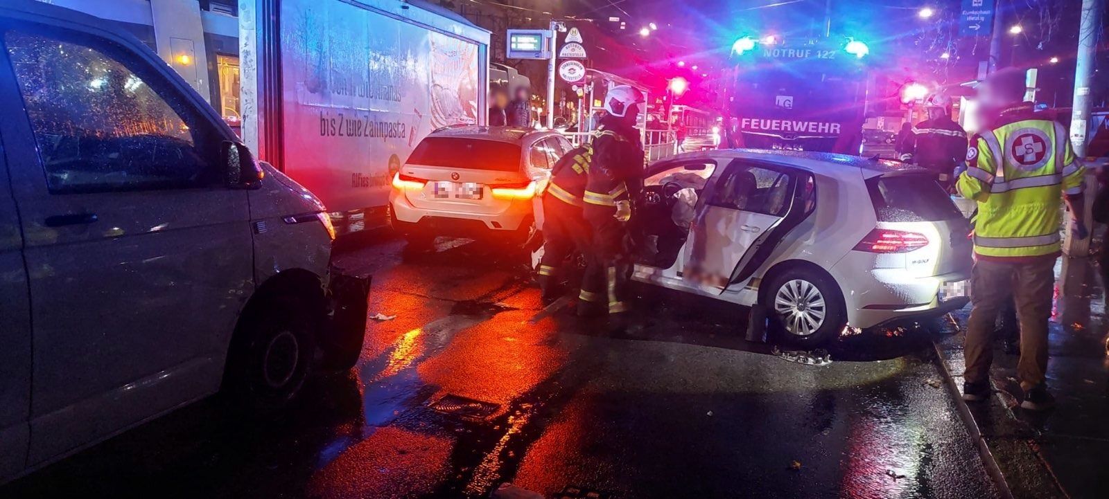 BF Wien: Verkehrsunfall in Wien XIII mit eingeklemmter Person