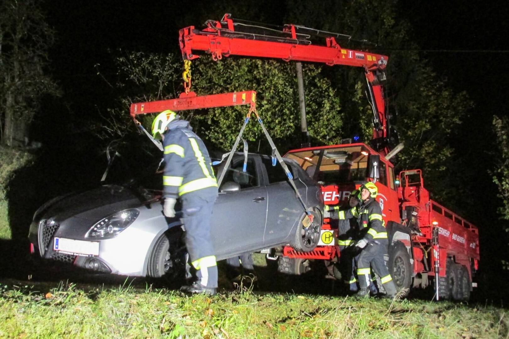 FF Bad Goisern: Fahrzeugbergung mit Kran