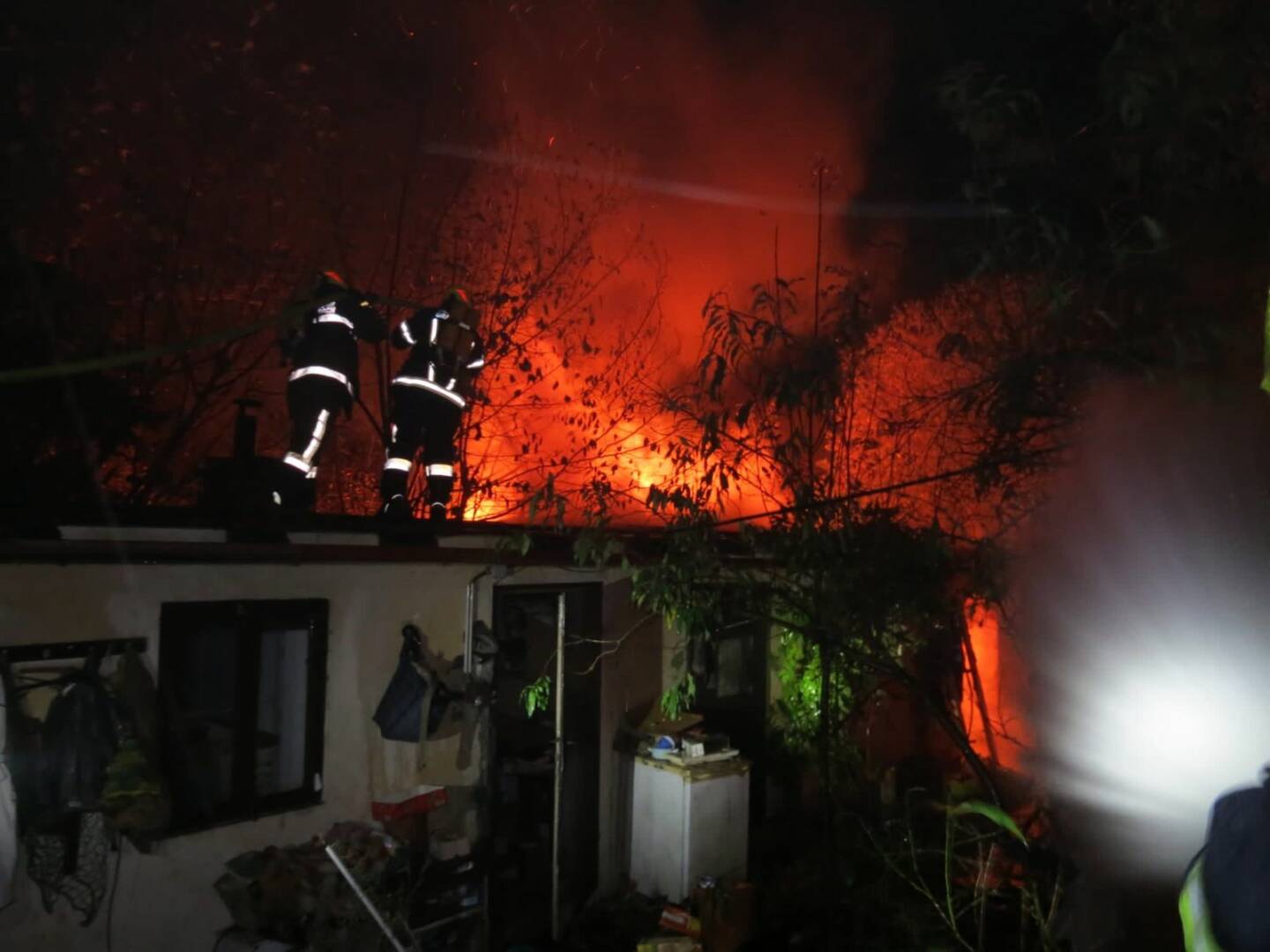 Bezirk Neunkirchen: Gartenhütte in Vollbrand