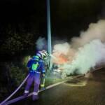 BF Wien: Verkehrsunfall mit Fahrzeugbrand in Wien-Simmering