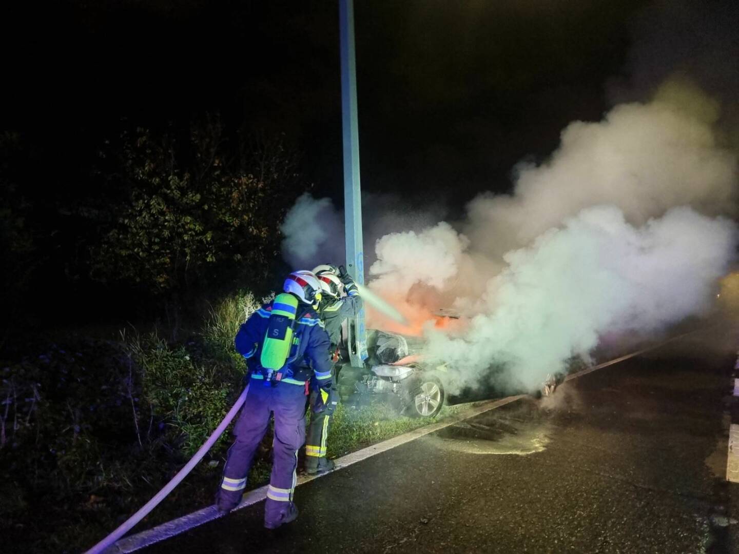 BF Wien: Verkehrsunfall mit Fahrzeugbrand in Wien-Simmering