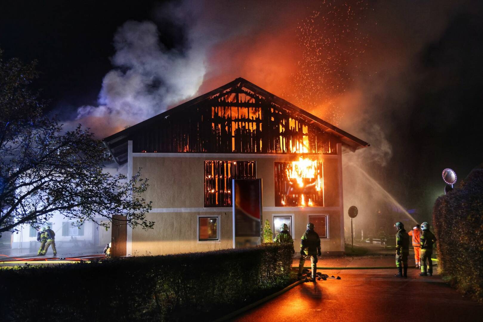 BFKDO Flachgau: Brand im Ortsgebiet, Alarmstufe 2