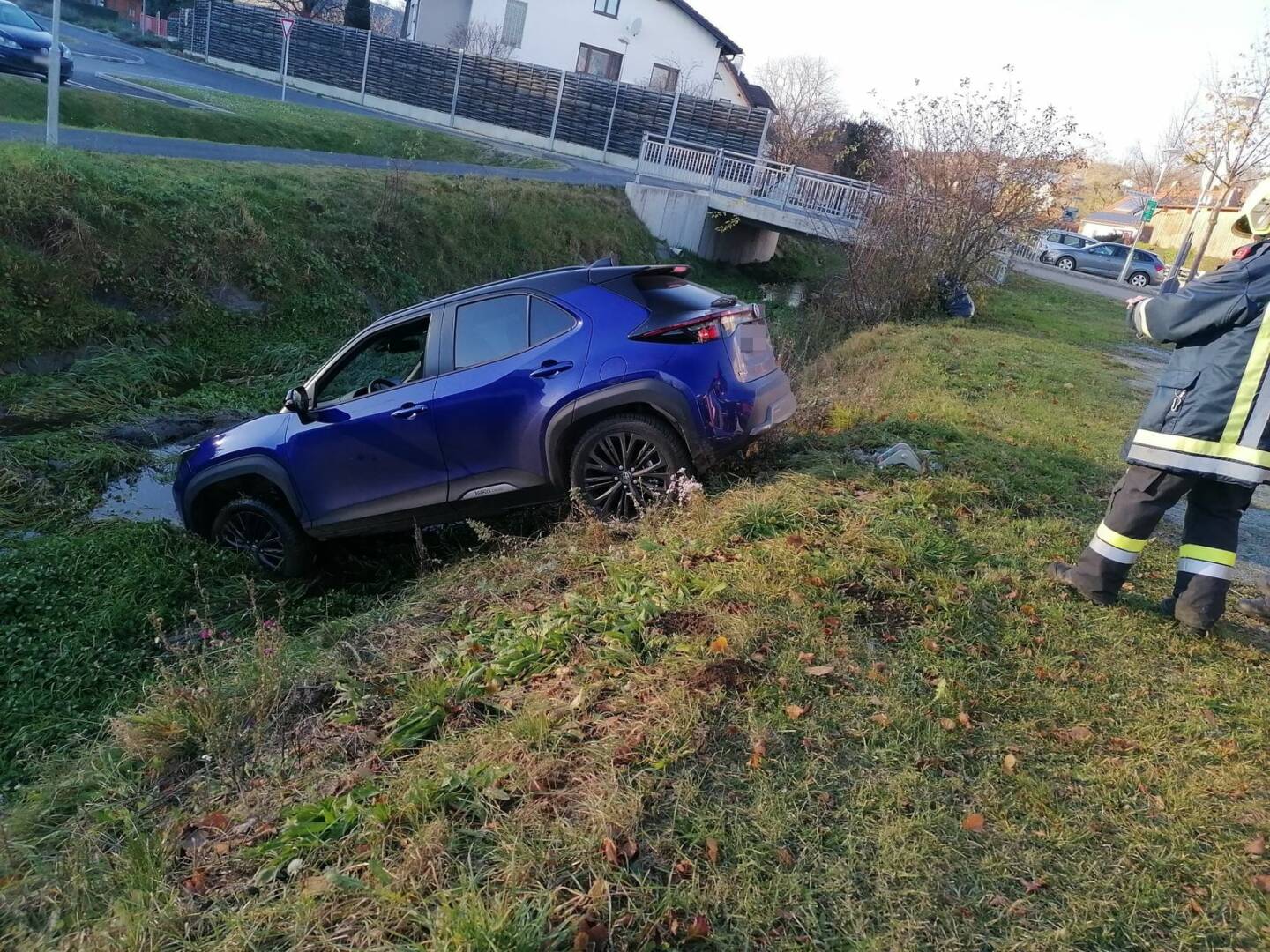 FF Krumbach: Fahrzeugbergung im Ortsgebiet – PKW in Bach