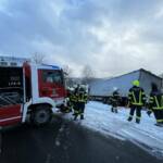 LKW droht abzustürzen – Feuerwehr hilft