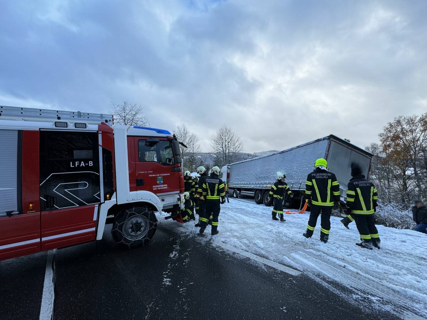 AFKDO Mondsee: LKW droht abzustürzen – Feuerwehr hilft