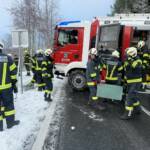 LKW droht abzustürzen – Feuerwehr hilft