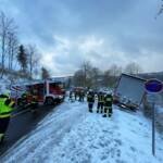 LKW droht abzustürzen – Feuerwehr hilft