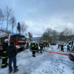 LKW droht abzustürzen – Feuerwehr hilft