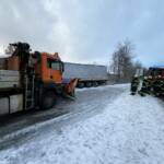LKW droht abzustürzen – Feuerwehr hilft