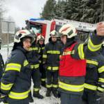 LKW droht abzustürzen – Feuerwehr hilft