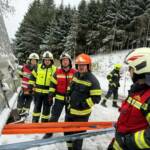 LKW droht abzustürzen – Feuerwehr hilft