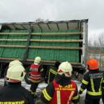 LKW droht abzustürzen – Feuerwehr hilft